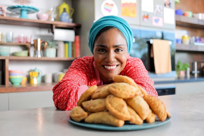 Nadiya Hussain mit frischen Empanadas. – Bild: ORF/​Warner