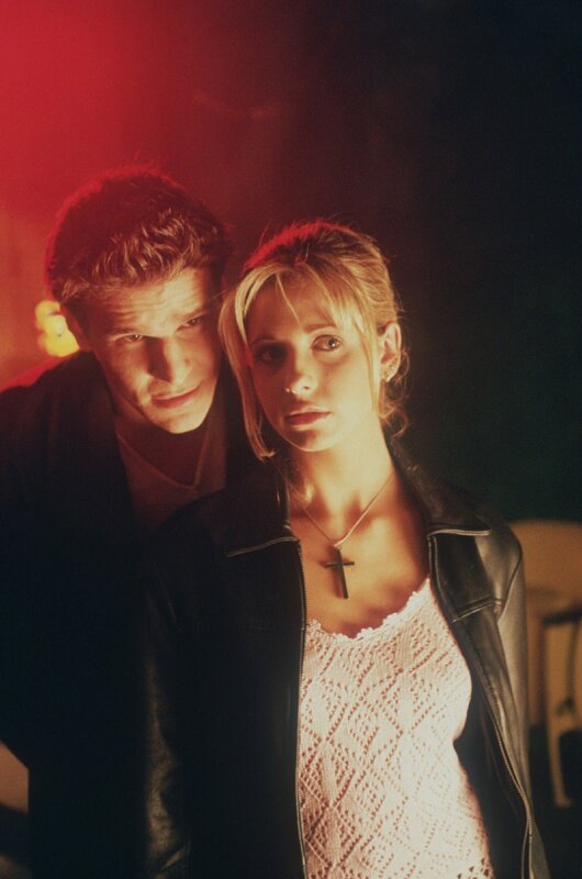 Buffy (Sarah Michelle Gellar), Angel (David Boreanaz)  Die Verwendung des sendungsbezogenen Materials ist nur mit dem Hinweis und Verlinkung auf RTL+ gestattet. – Bild: RTL /​ Twentieth Century Fox Film Corporation