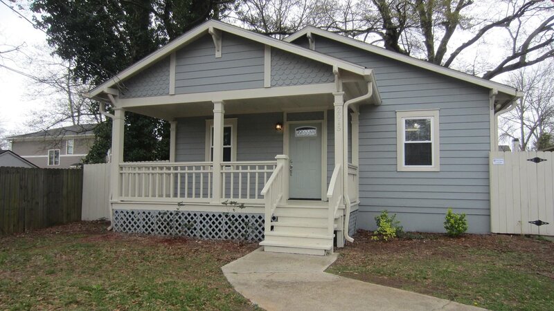This Craftsman reproduction style home with 3 bedrooms and 2 baths is on sale in Atlanta, GA, as seen on HGTV’s House Hunters. – Bild: HGTV/​Scripps Networks, LLC.