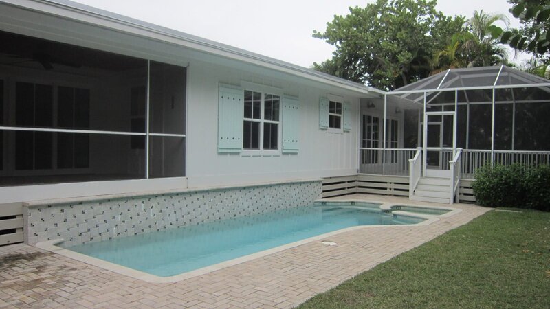 A pool is very high on buyer, Richard’s list because he never had one in England, as seen on House Hunters in Sanibel Island, FL. – Bild: HGTV/​Scripps Networks, LLC