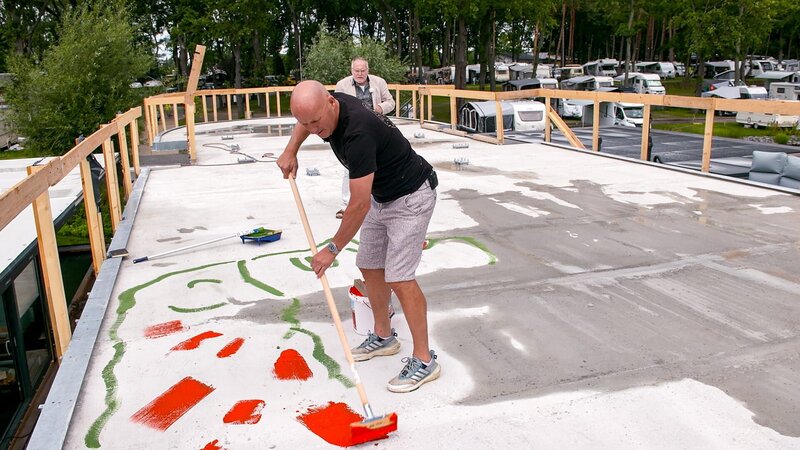 Roger Groß (vorne) – Bild: Warner Bros. Discovery