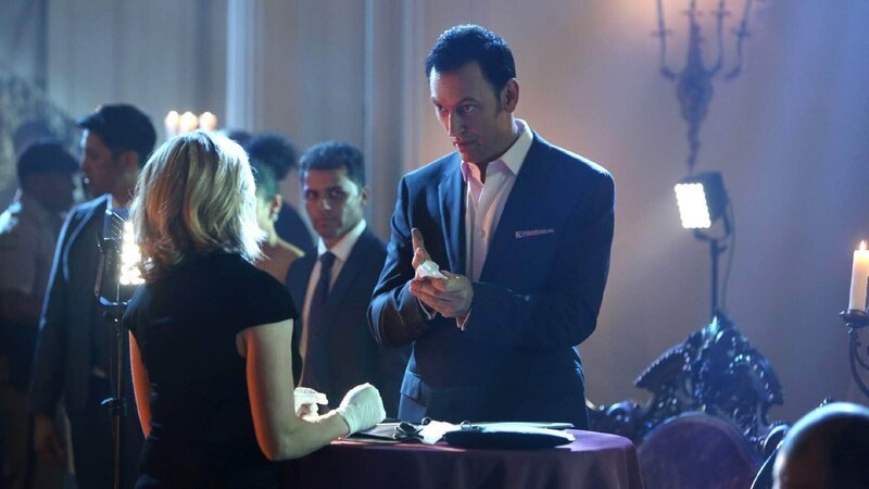 Julie Finlay (Elisabeth Shue) versucht herauszufinden, welche Rolle Gary Korlov (Steve Valentine) in der Kannibalismus-Fetisch-Szene Las Vegas’ spielt. – Bild: MG RTL D