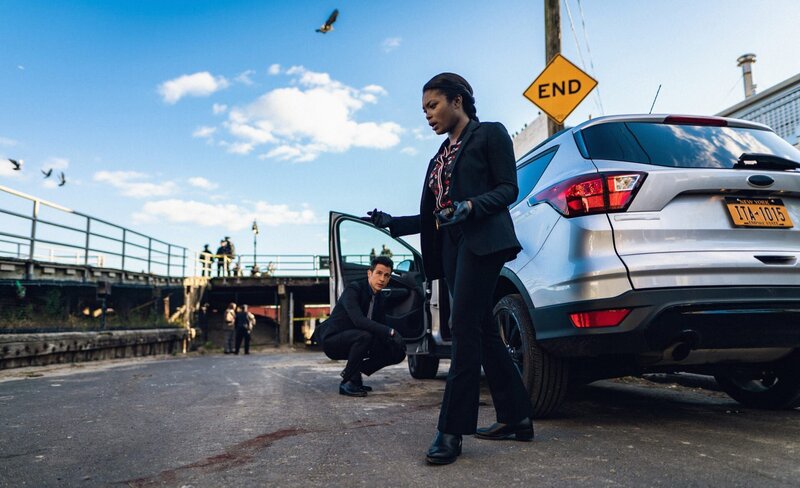 Special Agent Stuart Scola (John Boyd, l.); Special Agent Kristen Chazal (Ebonée Noel, r.) – Bild: 2019 CBS Broadcasting, Inc. All Rights Reserved /​ Michael Parmelee Lizenzbild frei