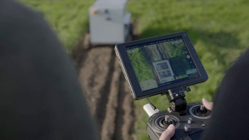 Der Prototyp eines Agrarroboters sucht nach Unkraut auf dem Feld – Bild: docstation