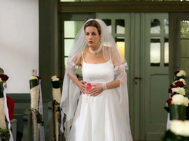 In der Nacht vor ihrer Hochzeit hat Sarah (Alexa Maria Surholt) einen Traum … sie hat Blut am Kleid. Als sie aufwacht ist Benjamin da und versucht sie zu beruhigen. – Bild: MDR/​Krajewsky