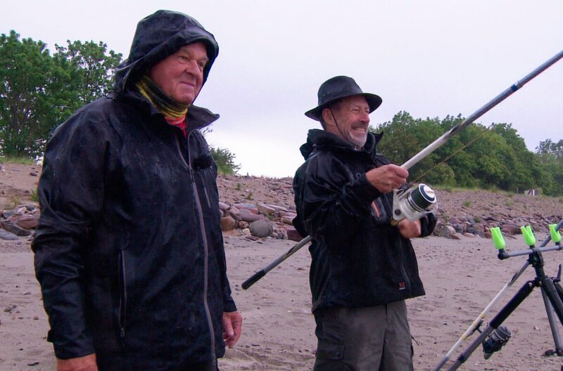 Biss in der Brandung! Beim NDR-Angler Heinz Galling (rechts) hat eine Scholle gebissen. – Bild: NDR