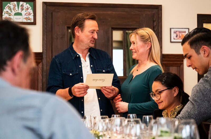 Gregor ist über seine Geburtstagsfeier sehr gerührt und kürt mit lieben Worten den Tag als einen seiner schönsten Geburtstage. Von links: Gregor (Holger Matthias Wilhelm), Vera (Sybille Waury), Lien (Nui Nguyen) und Leon (Joel Akgün). – Bild: BR/​Lena Semmelroggen