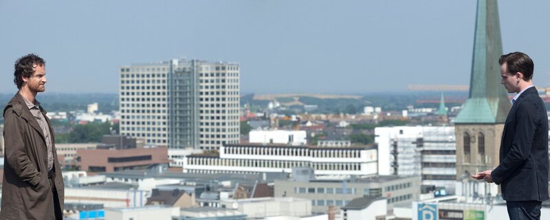 ARD/​WDR TATORT, „Auf ewig Dein“, Autor: Jürgen Werner, Regie: Dror Zahavi, am Sonntag um 20:15 Uhr im ERSTEN. Dreharbeiten über den Dächern von Dortmund. Eine Schlüsselszene von „Auf ewig Dein“ wurde auf dem Dach eines Dortmunder Hochhauses gedreht. Im Bild Kommissar Peter Faber (Jörg Hartmann, l) und Markus Graf (Florian Bartholomäi). – Bild: WDR/​Thomas Kost