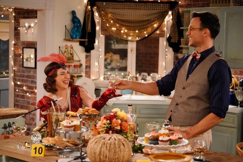 Kat (Mayim Bialik, l.); Max (Cheyenne Jackson, r.) – Bild: Warner Bros. Entertainment, Inc.