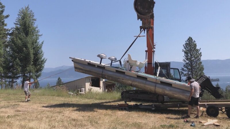 A Montana carpenter builds a pontoon houseboat on Flathead Lake. – Bild: Discovery Channel
