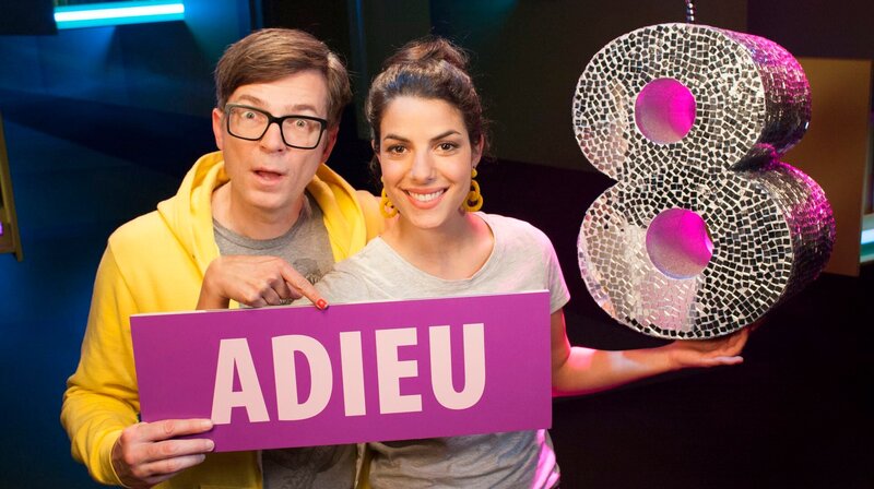 Clarissa und Ralph möchten sich gerne schon zu Beginn der Sendung am liebsten wieder verabschieden, weil man ja bekanntlich aufhören soll, wenn es am schönsten ist. Aber der Abschied will nicht recht gelingen. Wie spricht man nun dieses merkwürdige Wort „Adieu“ aus? – Bild: WDR/​Thorsten Schneider
