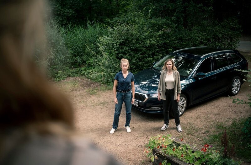 Karin Gorniak (Karin Hanczewski) und Leonie Winkler (Cornelia Gröschel, l.) bei den Ermittlungen. – Bild: MDR/​MadeFor/​Marcus Glahn