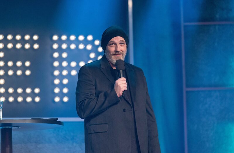 Torsten Sträter mit seinem Soloprogramm: Schnee, der auf Ceran fällt. – Bild: WDR/​Melanie Grande