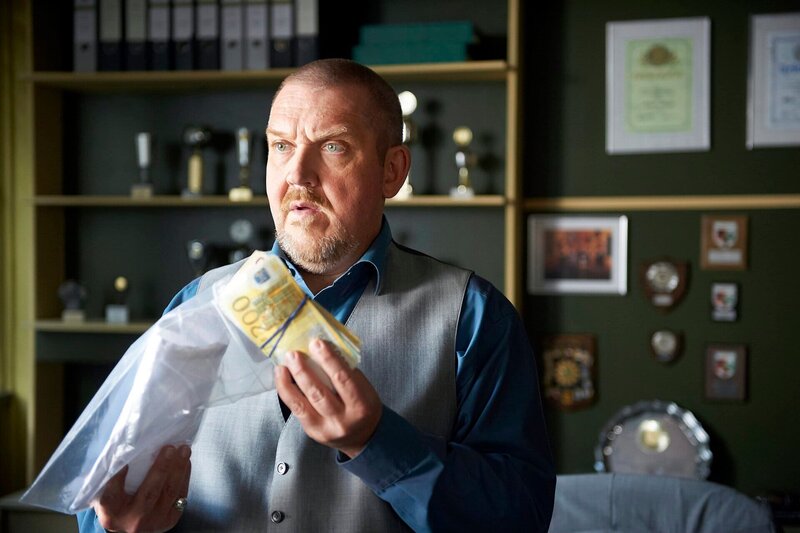 Freddy Schenk (Dietmar Bär) ist sich sicher: Um einen Raubmord kann es sich kaum gehandelt haben. Am Tatort wurde eine Große Summe in Bar gefunden. – Bild: WDR/​Uwe Stratmann