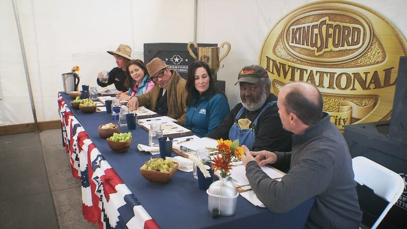 Eine Grillschlacht auf dem Flugzeugträger? So etwas gibt es nur in Amerika. Die „USS Intrepid“ dient heute als See-, Luft- und Raumfahrtmuseum und wird in dieser Folge zum Schauplatz eines hart umkämpften BBQ-Turniers. Beim „Kingsford Invitational“ treten die erfolgreichsten Teams des Landes gegeneinander an. Nirgendwo gibt es mehr zu gewinnen: Dem Sieger winkt ein Preisgeld von 50 000 Dollar. Die Grillmeister müssen innerhalb von 24 Stunden am „Smoker“ leckere Spezialitäten zubereiten und obendrein beim „Ein-Mann-Bissen-Duell“ bestehen. – Bild: Warner Bros. Discovery