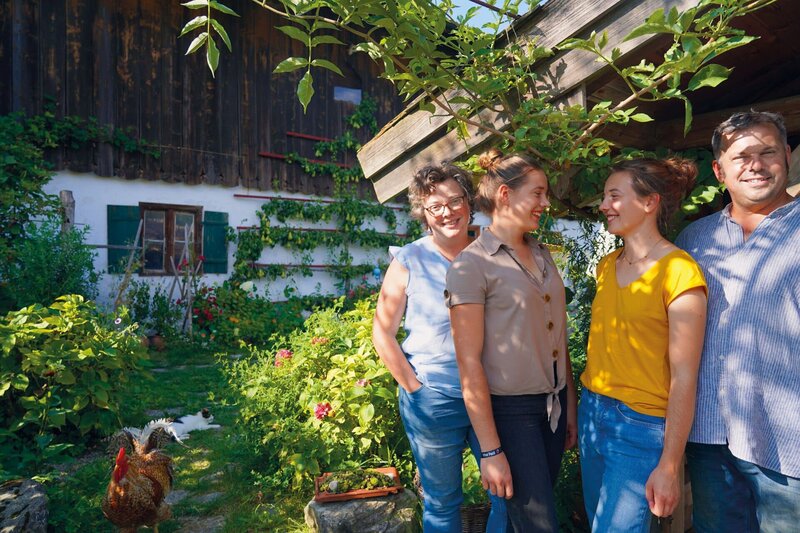 Markus (50) und Maria Bogner (47), sowie ihr Sohn Marinus (17, nicht im Bild) und die beiden Töchter Anna (24) und Sophia (22) bewirtschaften ihren idyllisch am Tegernsee gelegenden Boarhof nach den Prinzipien der Permakultur. – Bild: Sabine Fuchs /​ BR, isarflimmern fernsehproduktion GmbH, cutflow GmbH