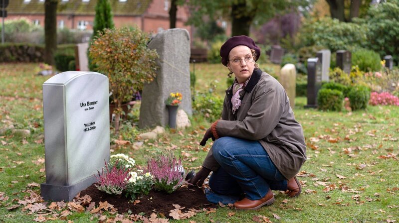 Mareike Singer (Victoria Fleer) bemerkt überrascht, wer da auf den Friedhof kommt. – Bild: NDR/​ARD/​Georges Pauly