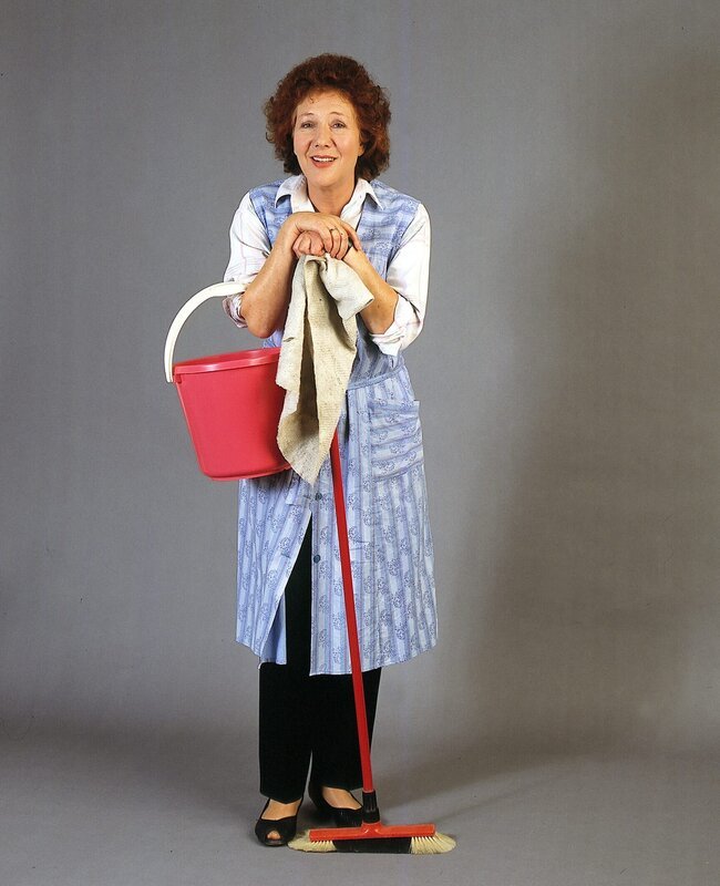 Veronika Fitz als Hausmeisterin Martha Haslbeck. – Bild: BR/​ARD/​Hans Seidenabel