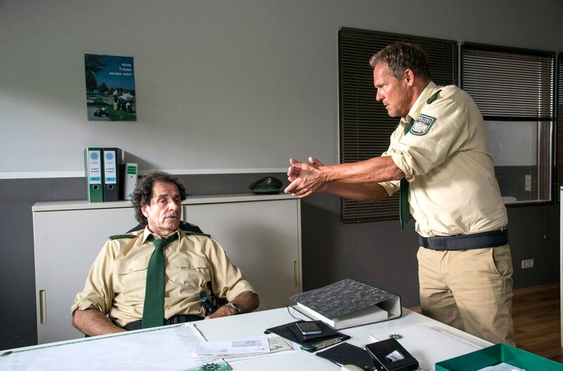 Hubert (Christian Tramitz, r.) ist sauer, weil Staller (Helmfried von Lüttichau, l.) nicht einsatzbereit ist. – Bild: ARD/​TMG/​Chris Hirschhäuser