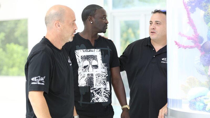 Wayde explains the technical specs of the tank to Akon. – Bild: Animal Planet /​ Discovery Communications