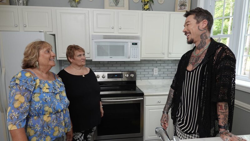 FROM LEFT TO RIGHT: JAYNE WALKO, ELAINE ALTER, AND HOST DAVID BROMSTAD ADMIRE THE KITCHEN INSIDE OF HOUSE 2, WILLBROOK WAY – Bild: HGTV US
