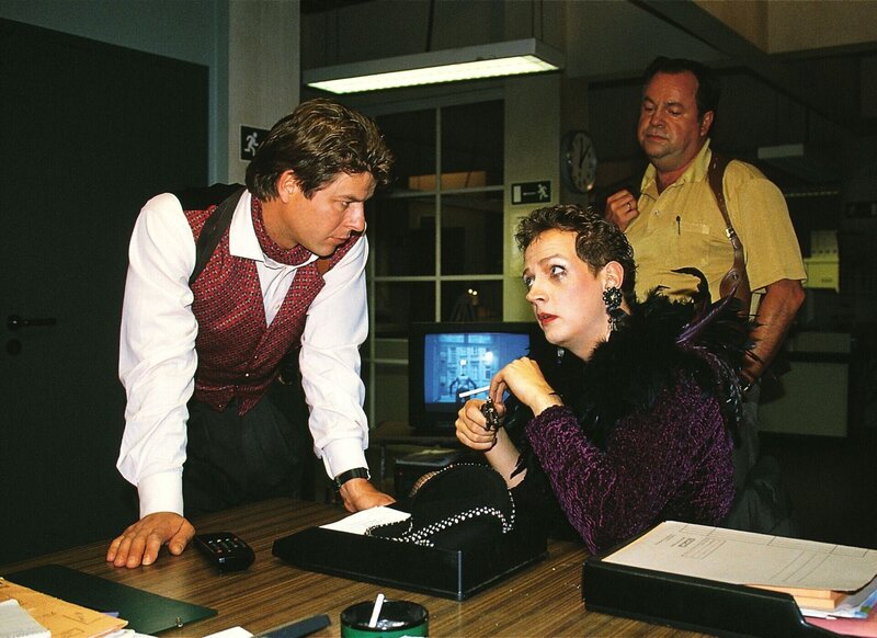 Sigurd Faust (Christoph Eichhorn) wird verdächtigt, einen jungen Mann veranlaßt zu haben, in den Tod zu springen. Die beiden Kommissare Wolniak (Uwe Fellensiek, li.) und Kehler (Wolfgang Bathke, re.) verhören ihn dazu. – Bild: RTL