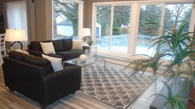 As seen on House Hunters, Jordan loves the amount of light this living room has in the suburbs of Buffalo, New York. – Bild: HGTV/​Scripps Networks, LLC