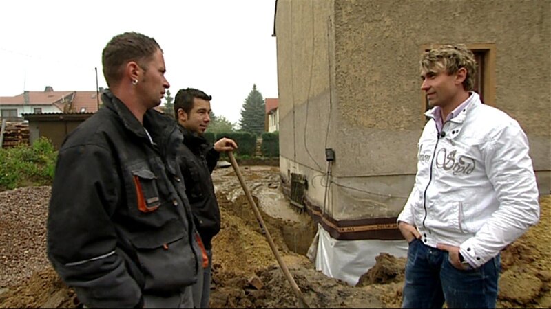 René (31), René (27) und André (28) kaufen ein Haus mit sechs Wohnungen. Insgesamt müssen sie lediglich 20.000 Euro zahlen. Eine Hälfte soll mit drei Wohnungen zum Selbstbezug fertiggestellt werden, während die andere vermietet wird. – Bild: RTLZWEI