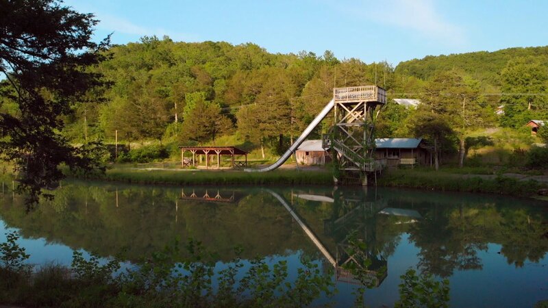 Eine alte Rutsche im ehemaligen Dogpatch-USA-Freizeitpark erinnert noch an seine lebendige Vergangenheit. – Bild: N24 Doku