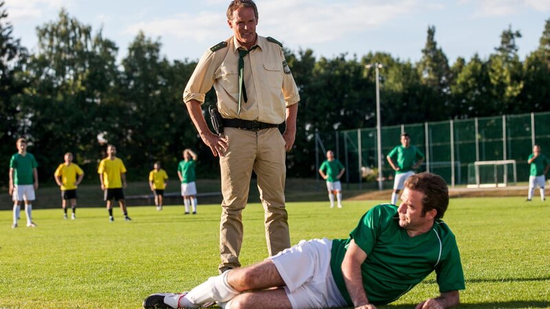 Behind: Franz Hubert (Christian Tramitz) – Bild: Die Verwendung ist nur bei redak /​ Tele München /​ © TMG und Entertainment Factory