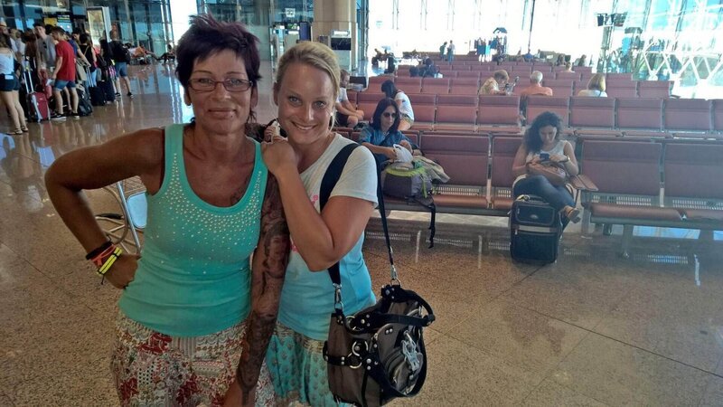 Carola und Nicki (r.) – Bild: TVNOW /​ Tokee Bros.