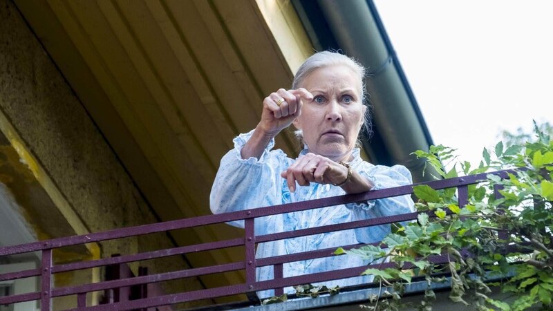 „Balkonszene“: Waltraud (Hedi Kriegeskotte) verfolgt skeptisch den erneuten Besuch von Leahs „Romeo“, der eigentlich Torge heißt. – Bild: RTL /​ Gordon Muehle
