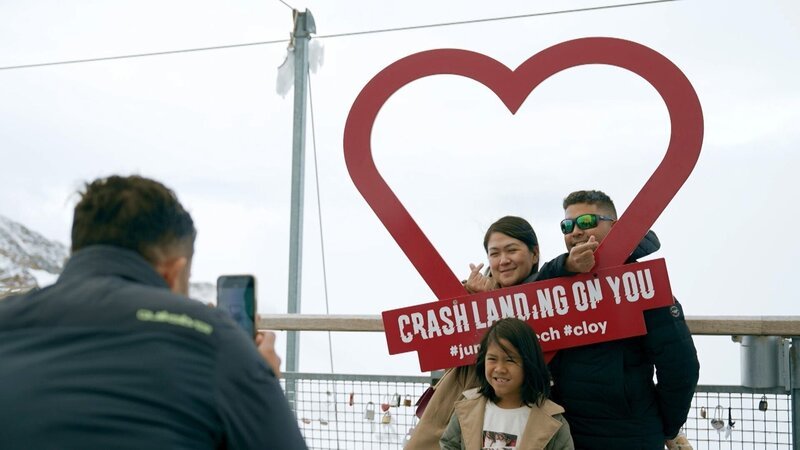 Netflix-Touristen. – Bild: ORF/​Bavaria