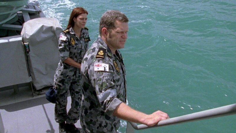 L-R: Chef Rebecca ‚Bomber‘ Brown (Kirsty Lee Allan), Chief Petty Officer Andy ‚Charge‘ (John Batchelor) – Bild: AXN Black