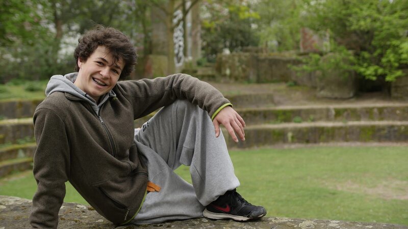 Simon ist 15 Jahre alt, lebt in Berlin und trainiert täglich Parkour. Das ist eine Extremsportart, bei der es darum geht, Hindernisse kunstvoll und präzise zu überwinden. – Bild: rbb/​Ute Hilgefort