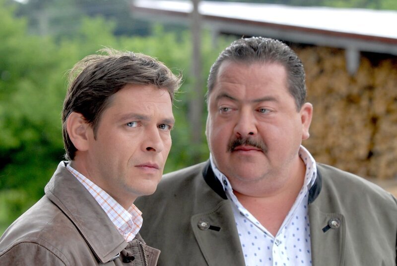 Ein kniffliger Fall für die beiden Rosenheim-Cops Christian Lind (Tom Mikulla, l.) und Korbinian Hofer (Joseph Hannesschläger), denn es gibt kaum Tatzeugen und jede Menge Verdächtige. – Bild: ORF