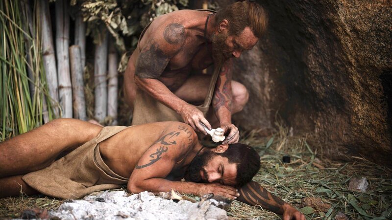 Anthony hilft Chris (liegend). – Bild: Warner Bros. Discovery