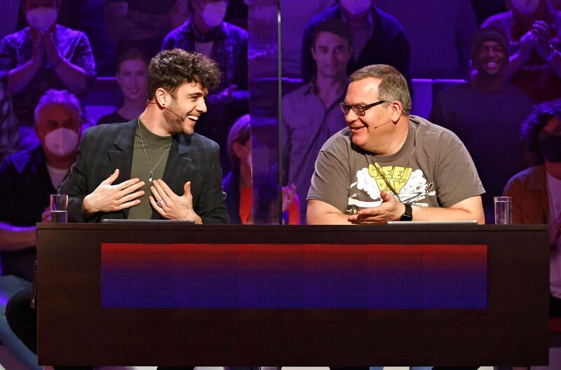 Rateteam-Kapitän Elton (r.) mit dem Sänger Luca Hänni (l.). – Bild: ARD/​Morris Mac Matzen