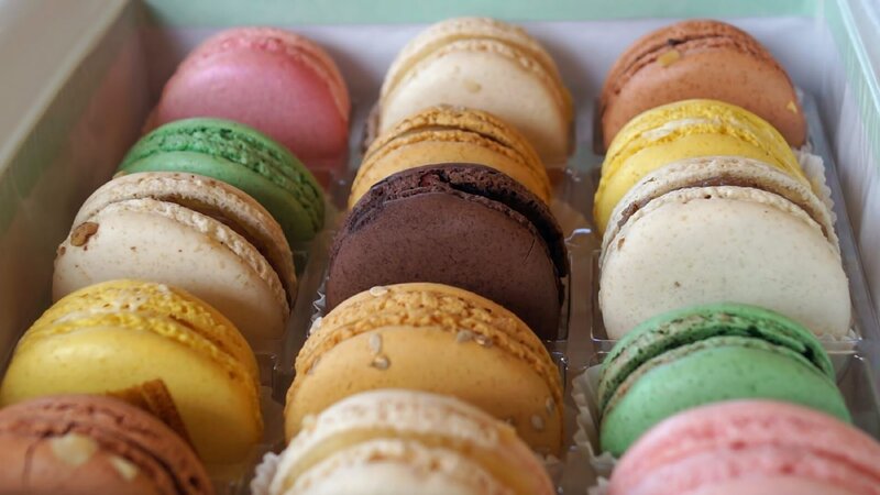 A gift box of colorful French macarons in assorted flavors. – Bild: phillyskater/​phillyskater/​phillyskater