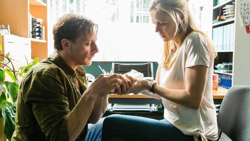 Stefan (Hendrik Duryn) verarztet Karins (Jessica Ginkel) Wunde. – Bild: TVNOW /​ Frank Dicks