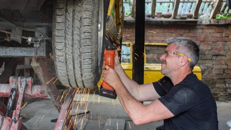 Ant Anstead working on the side of the Dolomite in the farm – Bild: Warner Bros. Discovery, Inc. or its subsidiaries and affiliates.