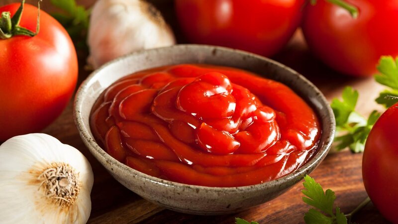 Organic Red Tomato Ketchup in a Bowl – Bild: iStock