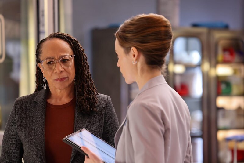 CHICAGO MED -- „Poster Child“ Episode 1016 -- Pictured: (l-r) S. Epatha Merkerson as Sharon Goodwin, Sarah Ramos as Dr. Caitlin Lenox -- (Photo by: George Burns Jr/​NBC) – Bild: George Burns Jr/​NBC