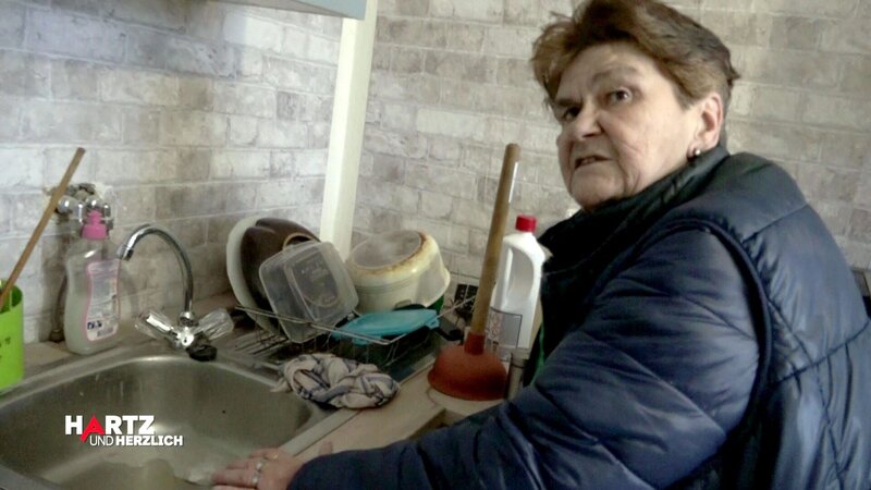 Der Abfluss in Reginas neuer Küche ist zu ihrem Ärger verstopft – und die Handwerker lassen auf sich warten. – Bild: RTLZWEI – Recht zum Abdruck/​Darstellung zeitlich/​sachlich beschränkt auf die Bewerbung der Sendung