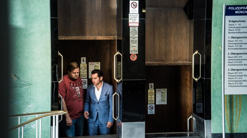 Von rechts: Kommissar Zeki Demirbilek (Tim Seyfi) erklärt seinem Mitarbeiter Pius Leipold (Michael A. Grimm), dass er gefälligst auch am Tatort zu erscheinen habe. – Bild: ARD Degeto/​BR/​TV 60/​Luis Zeno Kuhn