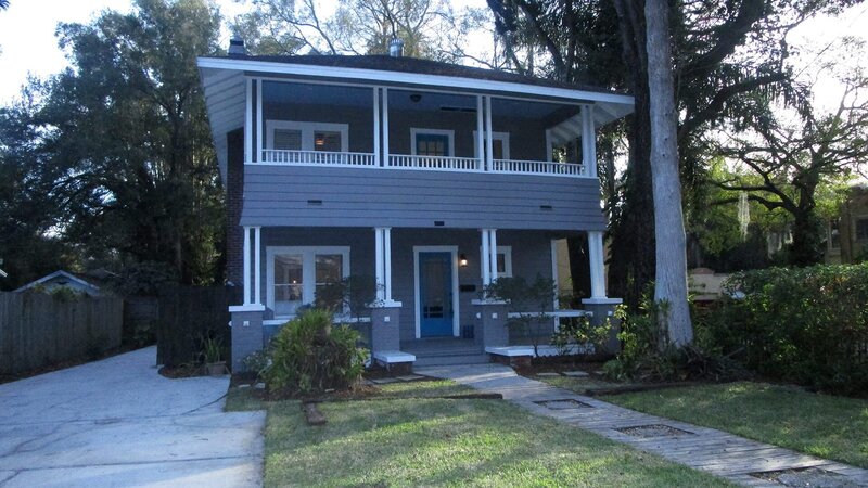 As seen on House Hunters, Arnold and Michelle are looking for a new home in Tampa, Florida, and she loves that this vintage home is two stories with two front porches. – Bild: HGTV/​Scripps Networks, LLC.