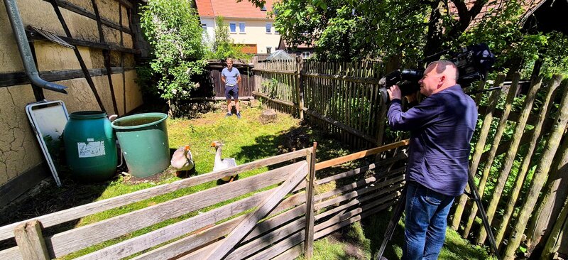 Auch ein alter Bauernhof gehört zum Freilichtmuseum. Als lebendiger Geschichtsort mit Tieren. – Bild: MDR/​Mathias Schaefer