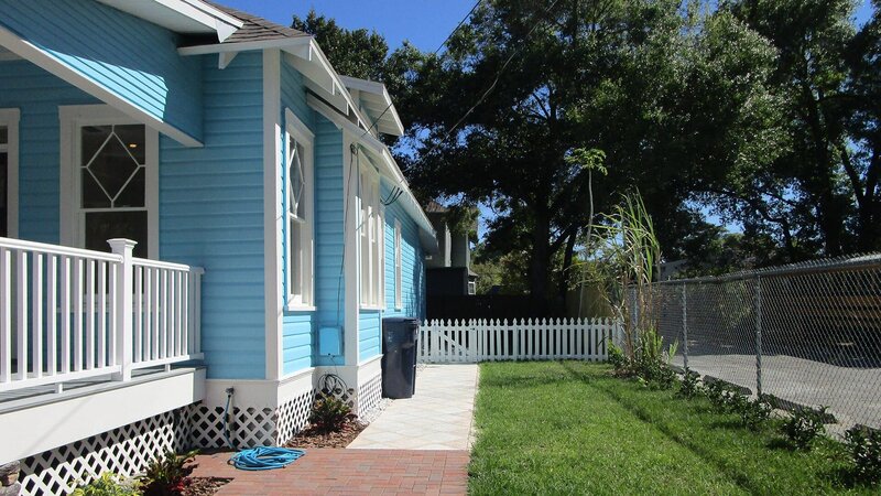 As seen on House Hunters, engaged buyers, Tim and Jett, are moving to Tampa, Florida, and Jett likes having a house with yard space. – Bild: HGTV/​Scripps Networks, LLC