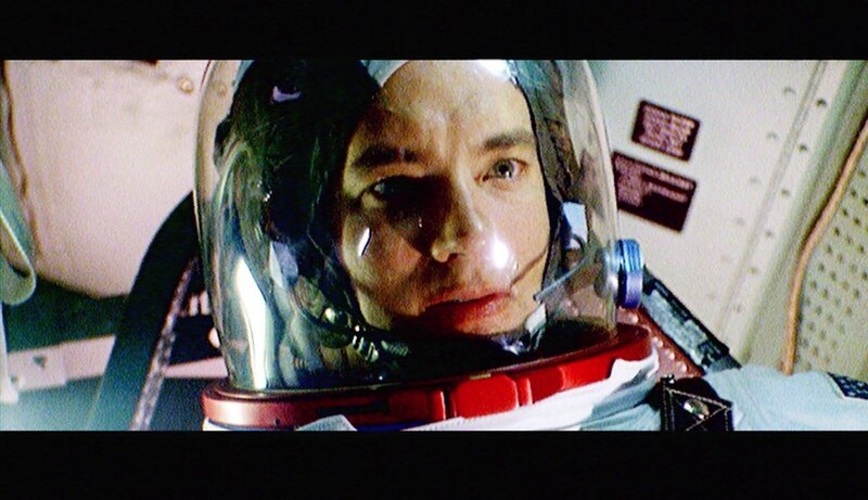 Astronaut Jim Lovell (Tom Hanks) und die anderen Besatzungsmitglieder müssen auf engsten Raum eine gefährliche manuelle Kurskorrektur vornehmen, die beim geringsten Fehler die Apollo 13 für immer in die Weiten des Weltraumes befördern würde. – Bild: SUPER RTL Astronaut Jim Lovell (Tom Hanks) und die anderen Besatzungsmitglieder müssen auf engsten Raum eine gefährliche manuelle Kurskorrektur vornehmen, die beim geringsten Fehler die Apollo 13 für immer in die Weiten des Weltraumes befördern würde. – Bild: SUPER RTL