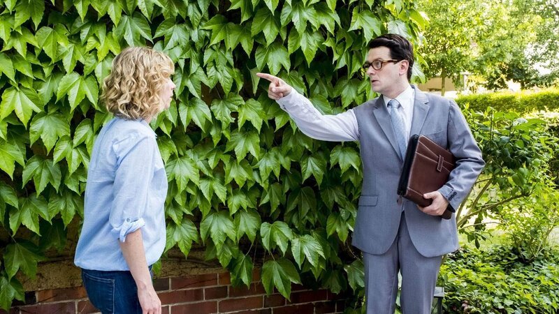 Notar Hippel (Sven Fricke) wirft Conny (Brigitte Zeh) vor, sich zu sehr in die Angelegenheiten ihrer Mutter Waltraud einzumischen. – Bild: RTL /​ Gordon Muehle